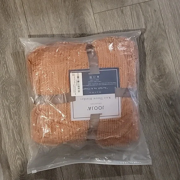 New throw blanket - Picture 3 of 3